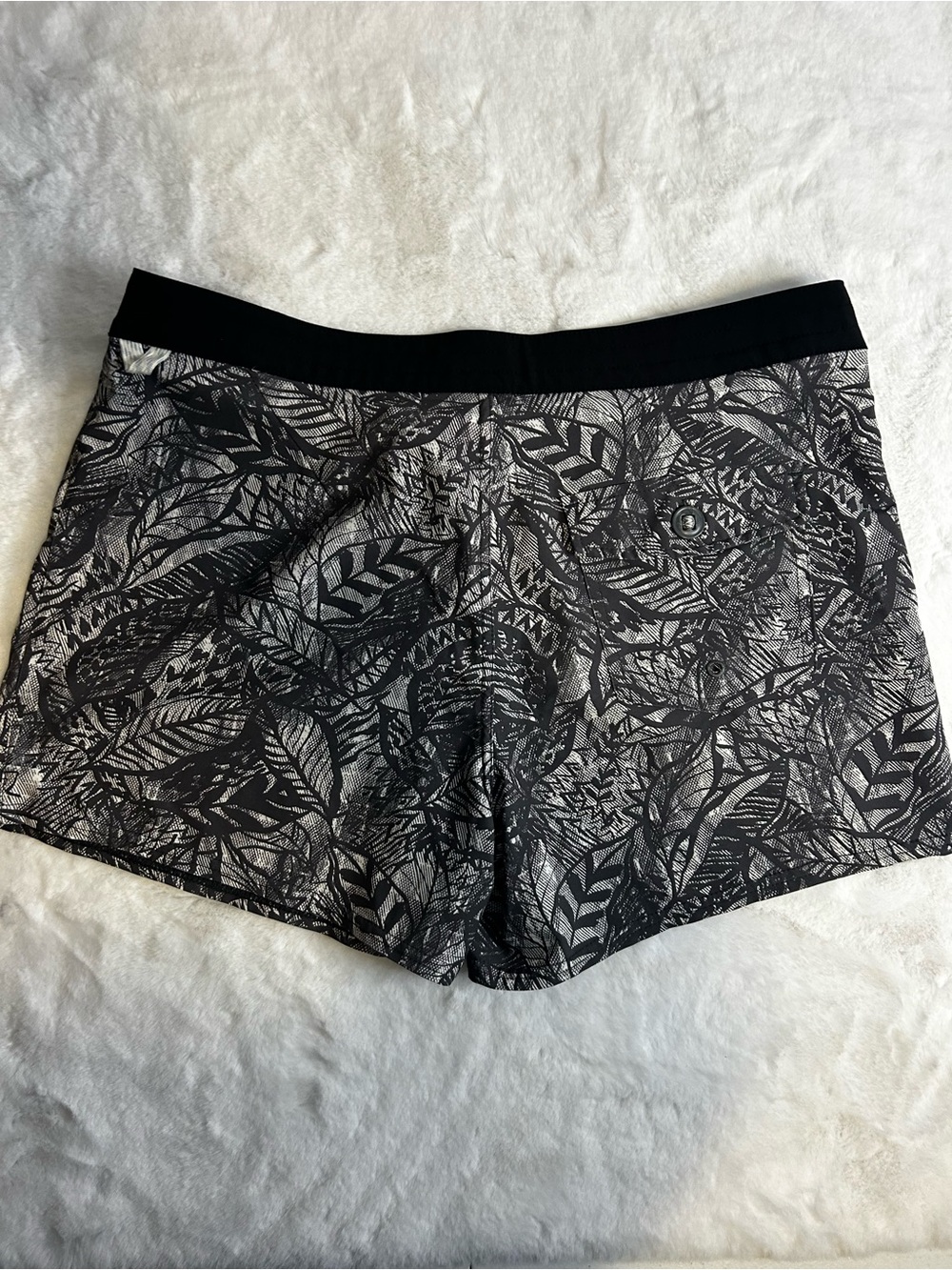 Vuori Women’s Medium Black Gray Tropical Leaf Print Athletic Shorts - Picture 2 of 15